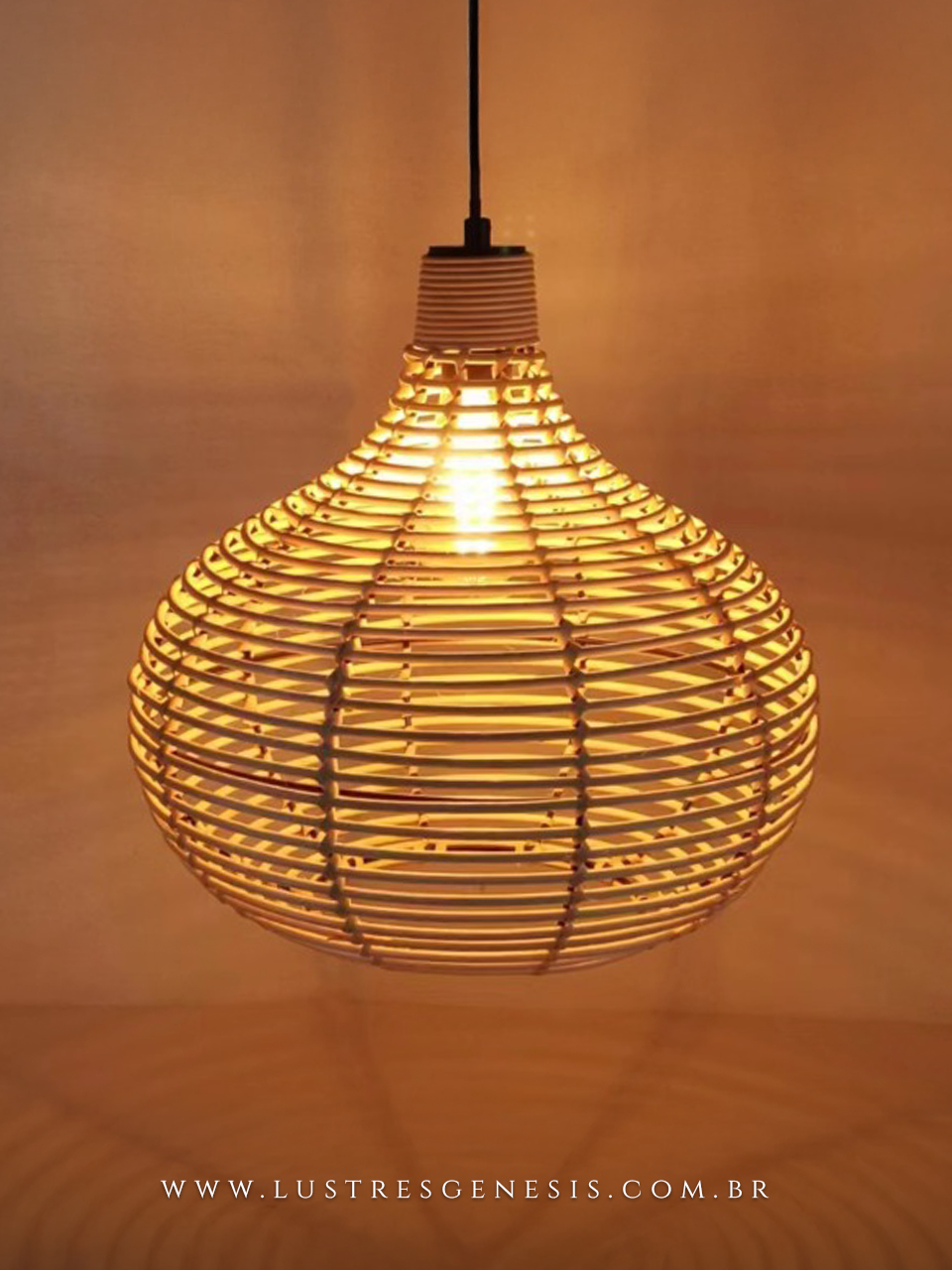 Pendente de fibra de bambu Nakio aceso, com design arredondado e iluminação aconchegante, ideal para mesas, balcão de cozinha, área gourmet e sítios.